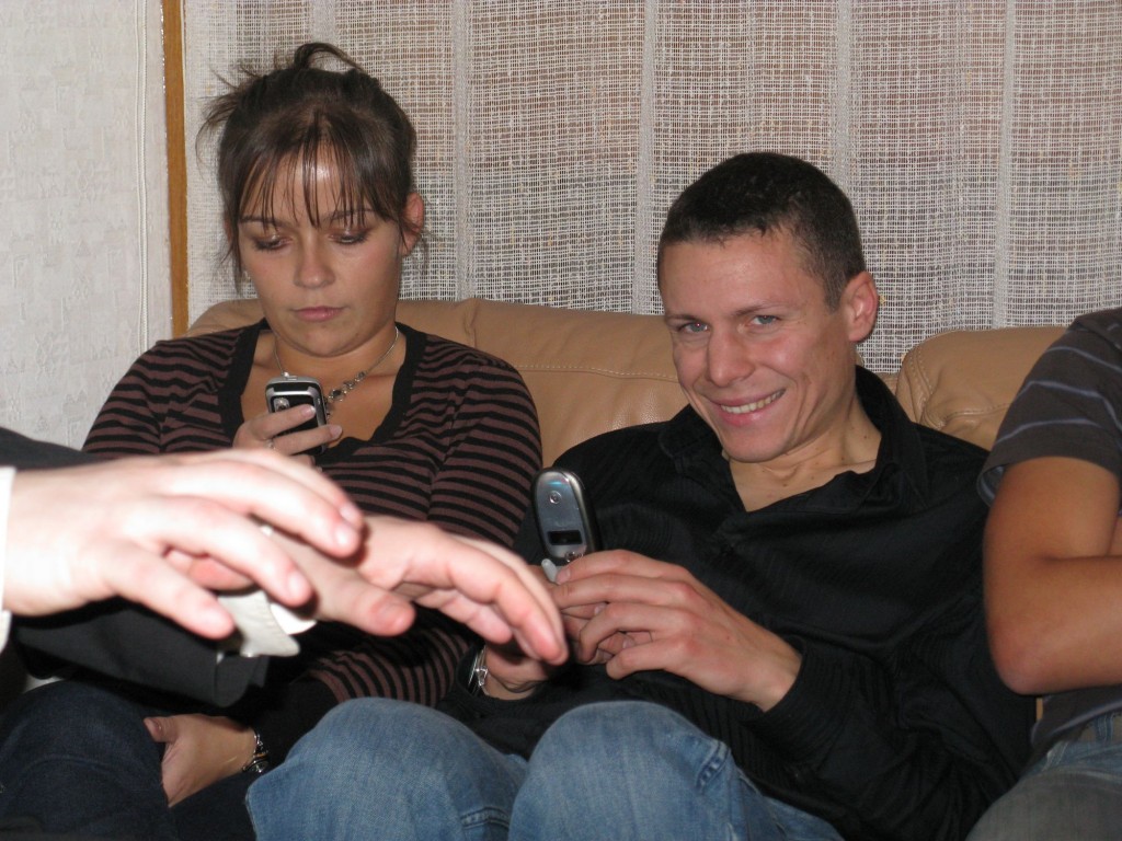 Minuit moins dix. Jean et Élodie préparent leurs SMS...