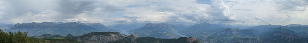 Vue du Mont Colombis : les Écrins, l'Ubaye, les Trois-Évêchés et les Préalpes de Digne